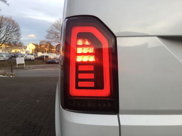 Achterlichten VW Transporter T6 LED Tube Dynamic Achterklep zwart/smoke